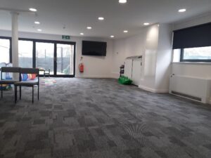 Large working space with grey carpet